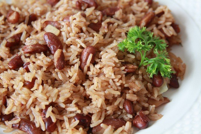 Plat principal : Riz aux haricots (rouz be loubiya ) de la cuisine  tunisienne